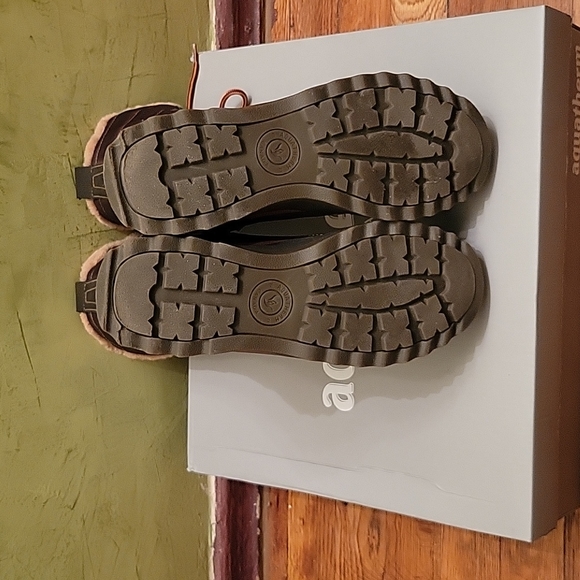 Aquatherm by Santana Canada Ahnah Snow Boots. Size 9. Width: M. - Picture 6 of 8